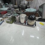 新橋ニューともちん - 卓上調味料(奥にあるのが辛味噌)