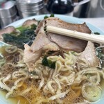 新橋ニューともちん - 噛めば噛むほど肉の旨みが感じられるチャーシュー