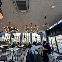 THE WHARF HOUSE YAMASHITA KOEN - 店内は天井が高く、開放感があります。