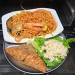 キッチン ブルー グローブ - 他店のクロワッサン、コールスローと共に