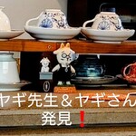 山羊コーヒー - カウンター席で並ぶ「ヤギ先生」＆「ヤギさん」発見❗️