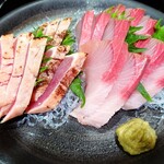 楽 - 刺身の盛り合わせ（カツオたたき・ブリ）