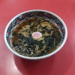逸品香 - 料理写真:「磯のワカメそば」800円です。とろろ昆布とワカメが相性抜群。磯の香りをお楽しみください。