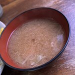 とんかつ かつせい - なめこと豆腐、ネギのみそ汁。