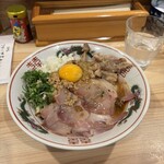 麺処 鶏谷 - 吊るし炭焼豚と鶏せせりの油そば 1100円