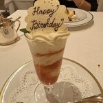 資生堂パーラー - 二日間もバースデーを祝っていただきました！いちごパフェ！まず、クリームが軽くて いちごとピッタリ さ一番したの苺ジャムさん！！！おいしい。