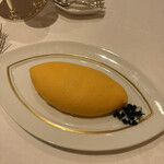 資生堂パーラー - みてください‼️美しすぎるオムライス  卵がきめ細かくて 中のトマトライスもトマトの酸味を完全に甘くなるまでにしていて、感動！人生のオムライスで一番でした！