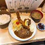 洋食の店　ぺいざん - ライスと味噌汁とお漬物も