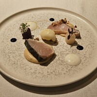 サンス・エ・サヴール - 【1皿目の前菜】
                    鰆のミキュイ / 山椒とはるかのソルベ / 黒酢のピクルス