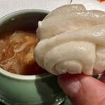 中国飯店 - 鱶鰭の姿煮のスープは中華パンに合う