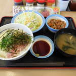 Matsuya - ...「山かけネギトロ御膳
                      （生野菜・ミニ牛皿・みそ汁付き）（630円）」、美味しかったけど、お腹壊した。。