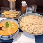 武蔵野うどん 竹國 - 料理写真:あごだし鳥汁うどん。なす天。麺は大盛り700g。値段同じ。
