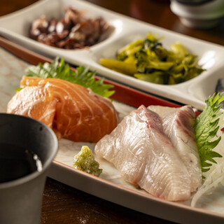 店主の目利きが光る海鮮や出汁の効いた逸品で、季節の味を楽しむ