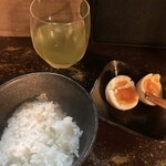 ラーメン・豚足 太吉 - ライス小80円…味玉割ったけと下手すぎ(>_<)