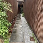 ラーメン・豚足 太吉 - 入口まで続く石畳