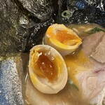 RAMEN HITONI YASASHIKU - 【特ラーメン＝味付玉子】