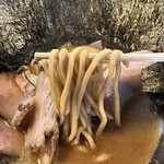 RAMEN HITONI YASASHIKU - 【特ラーメン＝太麺】