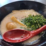 鶏一心 やなぎ麺業 - こってり濃香豚骨、煮卵+ネギトッピング