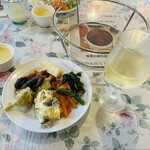 キャナリィ・ロウ - 前菜はサラダの他に温野菜やフリッター、ミニパスタ、ピラフもありメインの前にお腹一杯に