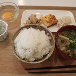 トーコーキッチン - 野菜のキッシュ 副菜二品、豚汁、ご飯　生卵 納豆