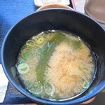 旬魚旬菜 きらく - 名物!海鮮しらす丼 1,290円 (お味噌汁)