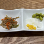 とんかつ成蔵 - 枝豆、コーン、大根のピクルスときんぴら