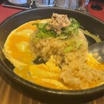 丸源ラーメン - 店員さんが玉子を回しかけ、セルフでかき混ぜて完成させます