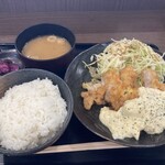 九州 鳥若丸 - チキン南蛮定食(¥1078) - 鶏肉自体には火が通ってるみたいですが、チキン南蛮の衣が生焼けでネッチョリしているのが気になりましたね。