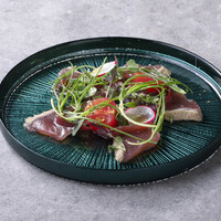 炙り鮮魚のカルパッチョ 旬野菜とハリッサソース