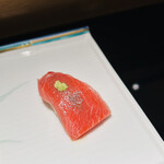 寿司栄 - マグロ　竹炭塩