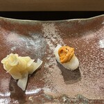 寿司栄 - 赤いかとウニ