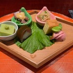 百味処 おんじき - ピンクの皿から反時計回りに
            ・切り干し大根
            ・蛍烏賊、辛子酢味噌、うるい
            ・うすい豆の豆腐 山葵トッピング
            ・鯖寿司
            ・鴨のロース
            ・空豆
            ・玉子のカステラ