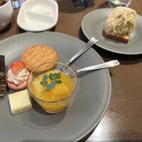 ブッフェアンドカフェ スロープサイドダイナー ザクロ - 