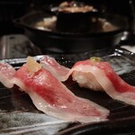 焼肉としゃぶしゃぶ 焼きしゃぶjp - 和牛握り。おろしぽんずとわさび醤油の2種、脂がしっかりありそうに見えてさっぱりしています