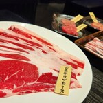 焼肉としゃぶしゃぶ 焼きしゃぶjp - お肉。手前の2種がしゃぶ用で国産の牛リブロースと豚バラ
