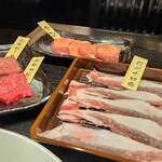 焼肉としゃぶしゃぶ 焼きしゃぶjp - お肉。奥の3種が焼き用で和牛ロース&カルビとタン