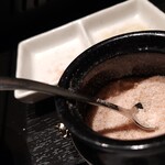 焼肉としゃぶしゃぶ 焼きしゃぶjp - 岩塩もございます。カルビやタンにちょこちょこっと掛けると甘みが増しまする