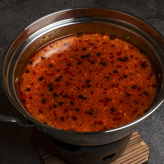 鶏白湯と豚骨がベース。痺れる辛さがクセになる麻辣スープ