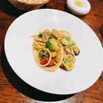 ダ マッサ - スパゲトーニ　貝類とミニトマト