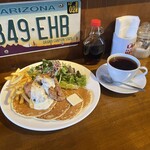 カフェ マチルダ - フライドチキン＆チーズクリームソースパンケーキ