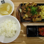 牛角焼肉食堂 - 料理写真:ホルモン・ハラミ焼き定食(肉2倍)