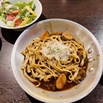 北海道ヨーロピアンダイニング LUGAR - ビーフシチューパスタと色鮮やかなサラダ