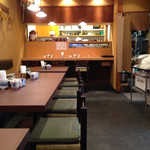 金八 - カウンター3席、4、6、4のテーブル席。
      GWに改装したそうです。