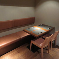 いまここ - 今回はこちらのテーブル席で4人で頂きました。