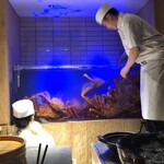 湘南沖地蟹専門店ふじ月 - 生簀から取り上げます