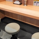 豚山 - カウンター席①