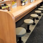 豚山 - カウンター席②