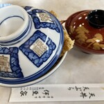 伊豆家 - 蓋からはみ出す天ぷら