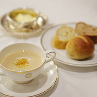 レストラン カスケード - 冬ディナー (￥10,000) カリフラワーのポタージュ、パン