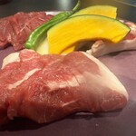 焼肉ホルモン 風土. - ジンギスカン3種盛り、野菜たち
      もも、ウデ、バラ